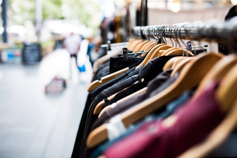 7 Tipps, wie du günstig nachhaltige Mode einkaufen kannst
