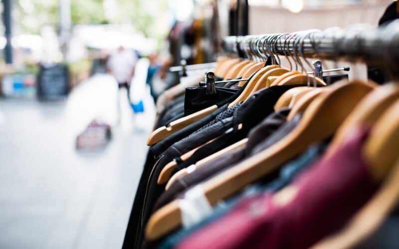 7 Tipps, wie du günstig nachhaltige Mode einkaufen kannst